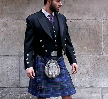 Barman in a kilt serving drinks
